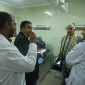 مكافاة طبيب وخصم شهر من أخر في مرور مفاجي على مستشفيات جنوب أسيوط