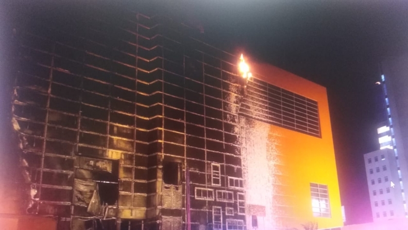 آثار الحريق الذي التهم واجهة أحد المولات التجارية بالكويت