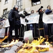 جانب من مظاهرة المواطنين الروس أمام السفارة التركية بموسكو أمس «أ.ف.ب»