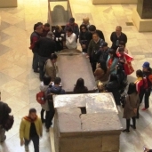 عدد من السياح خلال زيارة المتحف المصرى