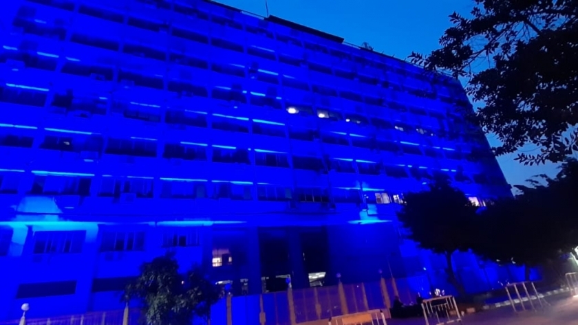 وزارة التضامن الاجتماعى تضيء مبناها باللون الأزرق