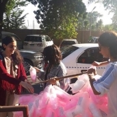 أثناء توزيع غزل البنات بالشارع