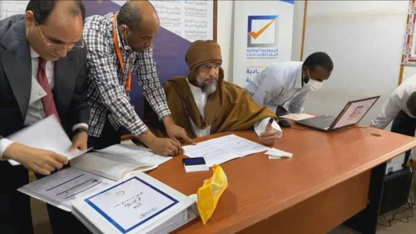 سيف الاسلام القذافي خلال تقدمه بأوراق ترشحه لانتخابات الرئاسة الليبية
