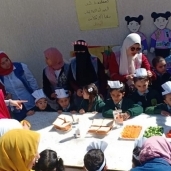 جانب من احتفال جامعة مطروح بكلية رياض الاطفال باليوم العالمى للغذاء باعداد طعام بمشاركة بعض تلاميذ المدارس