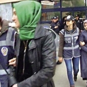 لحظة القبض على نساء بتهمة قلب نظام الحكم