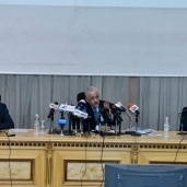 د.طار ق شوقي خلال المؤتمر الصحفي