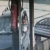 كاميرا مراقبة تبين أحد الطفلين يُظهر رأسه من السيارة داخل محطة الوقود
