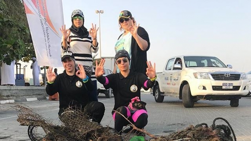 فريق المغامرات العربيات في إحدى حملات التنظيف بالإمارات