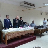 نائب محافظ القاهرة خلال توزيع الشنط