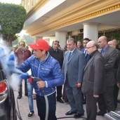 حافظ كفر الشيخ يشهد تجربه ماكينه لغسيل السيارات بالبخار