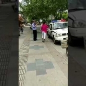 اعتداء شرطي صيني على امرأة ورضيعها