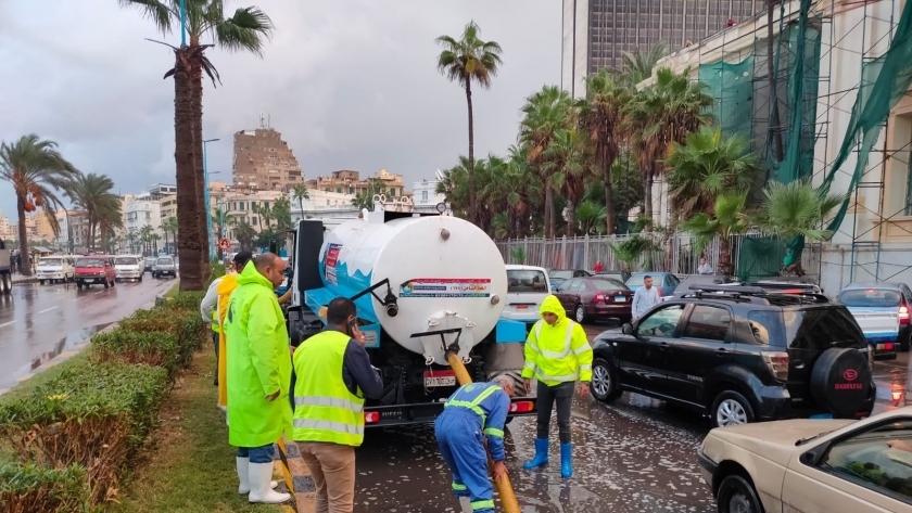 شركة الصرف بالإسكندرية خلال سحب تجمعات الأمطار