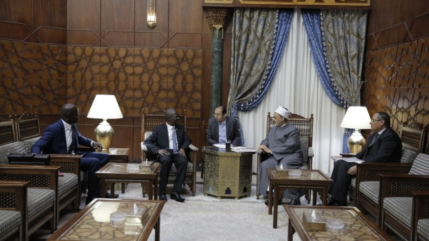 شيخ الأزهر مع سفير سيراليون بالقاهرة