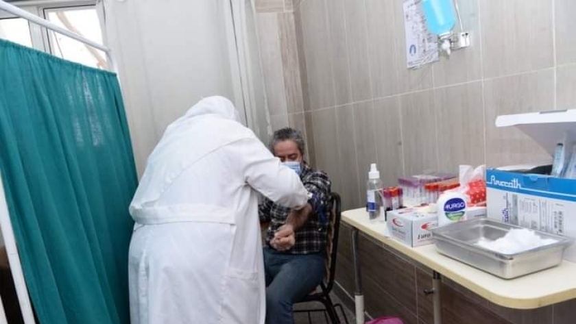 مستشفيات جامعة أسيوط تواصل تطعيم أطقمها الطبية بلقاح كورونا