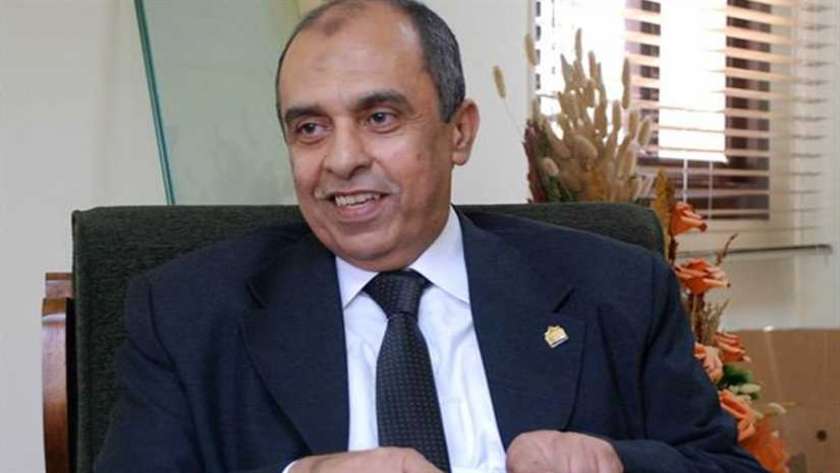 الدكتور عز الدين أبو ستيت وزير الزراعة