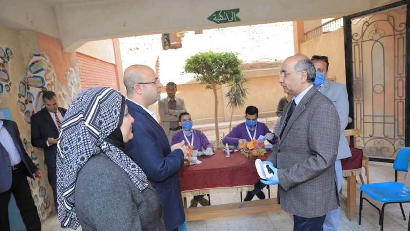 محافظ بني سويف يتابع توزيع شرائح التابلت من المدارس
