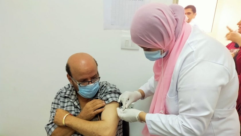 عبد الواحد أثناء حصوله على اللقاح الصيني