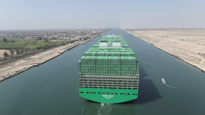 عبور أكبر سفينة حاويات في العالم من قناة السويس