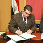 رئيس العامة لتعليم الكبار اثناء توقيع بروتوكول فى كفر الشيخ