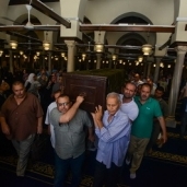 المئات يشيعون جثمان الشيخ محمود عاشور عقب صلاة الجنازة