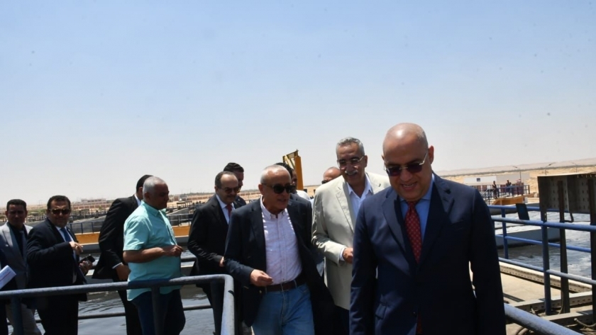 وزير الإسكان يتفقد محطة معالجة الصرف الصحي الثنائية بمدينة بنى سويف