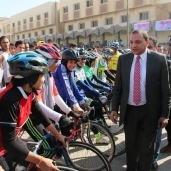 رئيس جامعة بني سويف يطلق شارة البدء لسباق الدراجات
