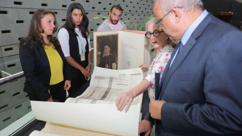 مدير مكتبة الإسكندرية يستقبل الوثائق الكرتوغرافية البرتغالية