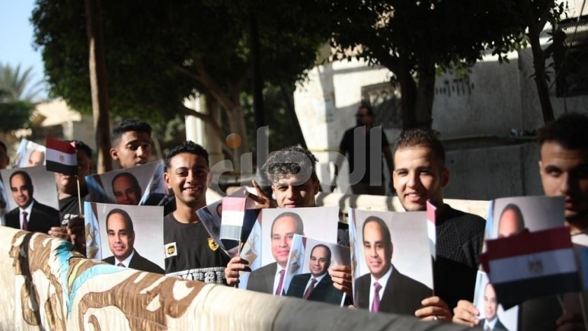 مواطنون يرفعون أعلام مصر وصور الرئيس السيسي