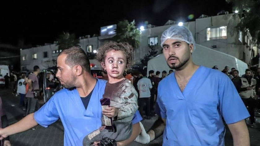 إخراج طفلة تبلغ من العمر ثلاثة أعوام بعد قصف كنيسة الروم في غزة