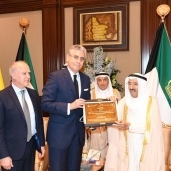أمير الكويت يتسلم شهادة تقدير البنك الدولي