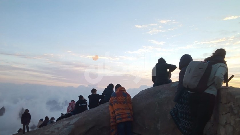 جبل موسى يستقبل آلاف السياح لمشاهدة شروق الشمس