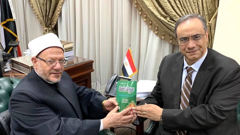 الدكتور خالد القاضي رئيس محكمة الاستئناف يهدي كتابه "مولد أمة" للمفتي