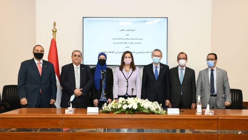 السعيد تشهد توقيع بروتوكول تعاون بين التخطيط و«رجال أعمال الإسكندرية»