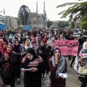 طلبة جامعة عين شمس أثناء مسيرة للتنديد بقرار «ترامب»