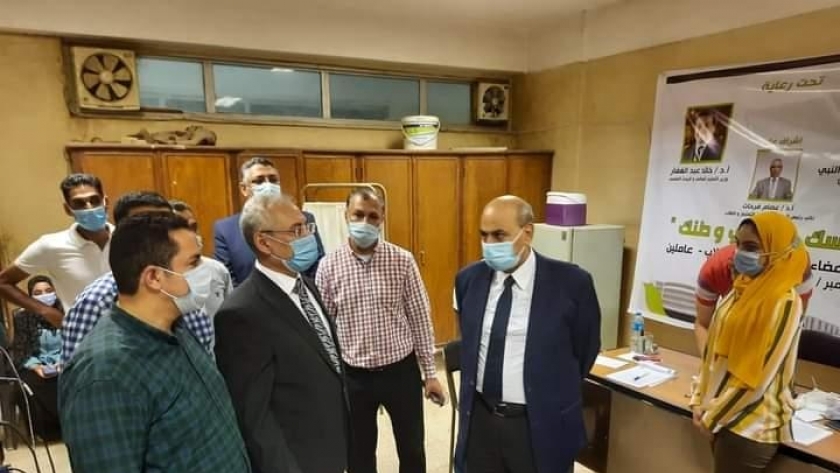 رئيس جامعة المنيا يتفقد نقاط اللقاح