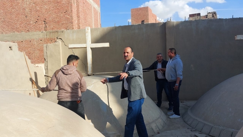 إزالة حائط آيل للسقوط بسطح كنيسة درب العيد ببني سويف