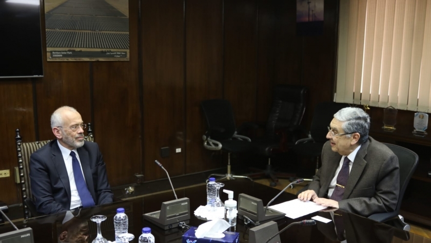 وزير الكهرباء خلال لقائة مع سفير اليونان بالقاهرة
