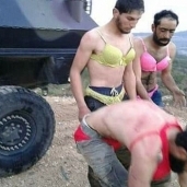 بالصور| جنود أتراك يجبرون لاجئين سوريين على ارتداء ملابس دخلية نسائية
