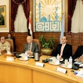 اجتماع محافظ القاهرة بشأن الانتخابات