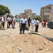 محافظ سوهاج يحيل رئيس قرية الحواويش للتحقيق بسبب القمامة