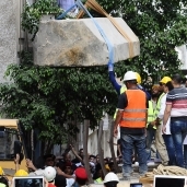 «الأثريون» والعمال خلال رفع «تابوت الإسكندرية»