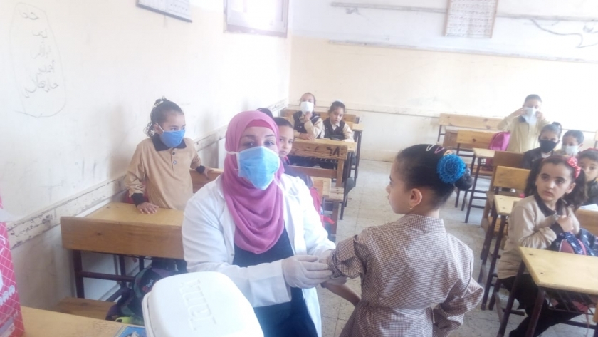 خلال 8 أيام.. تطعيم أكثر من ٢٦٤ ألف طالب ضد الإلتهاب السحائي بالشرقية