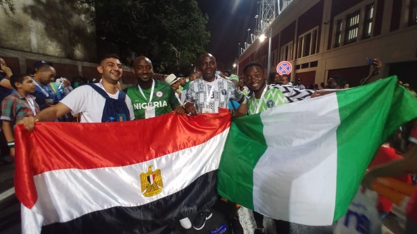 احتفال جماهير منتخبي مدغشقر ونيجيريا عقب صعودهم لدور ال16 بالإسكندرية