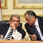 طارق عامر محافظ البنك المركزي وعمرو الجارحي وزير المالية