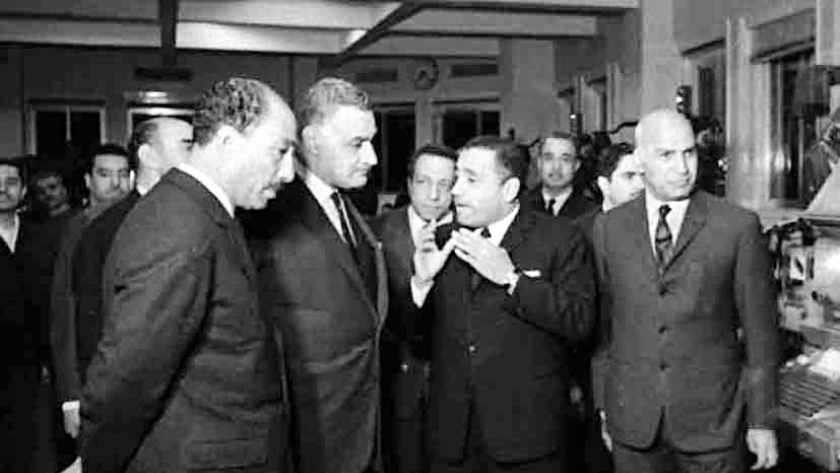 «هيكل» مع «عبدالناصر والسادات» أثناء زيارتهما لـ «الأهرام»