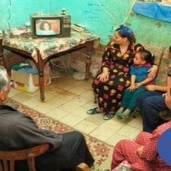 أسرة تجتمع حول شاشة التليفزيون
