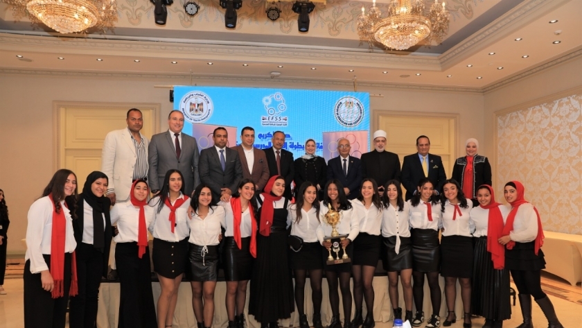 التعليم تكرم الطلاب الفائزين في بطولة كأس العالم لكرة اليد بصربيا 2021
