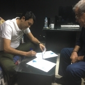 أحمد وفيق خلال توقيع العقد