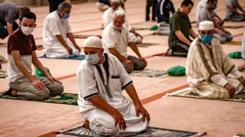 مسلمون يؤدون الصلاة