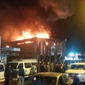 القوات المدنية تدفع بعدد كبير من سيارات الإطفاء للسيطرة على حريق شركة بيع المصنوعات بالغردقة